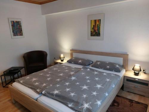 班贝格Ferienwohnung Alte Stadtmauer的一间卧室配有一张星星大床