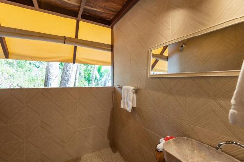 PochoteLos Vivos Beachfront Experience的一间带水槽和镜子的浴室