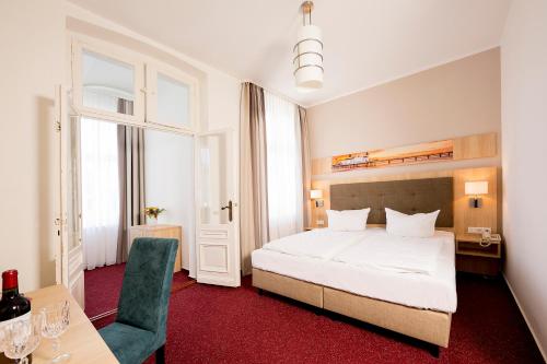 塞巴特阿尔贝克佳妮艾登酒店的卧室配有1张床、1张桌子和1把椅子
