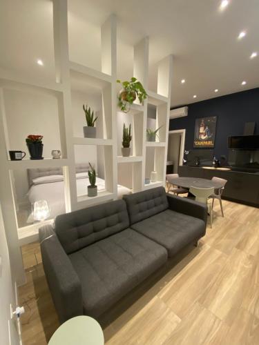 米兰#milanodabere Urban Loft的客厅配有沙发和桌子