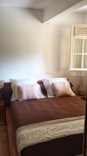 拉芒坦La KazaDette的一间卧室配有一张带两个枕头的床