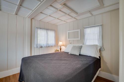 奥沙克湖Lakeshore Fishing Cabins #4的一间卧室设有一张床和两个窗户。