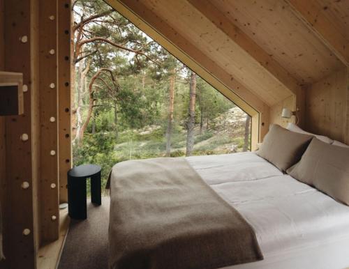 InkooHilltop Forest的一张位于带大窗户的房间内的床铺