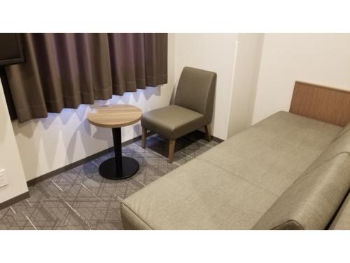 宇都宫Sun Royal Utsunomiya - Vacation STAY 02512v的带沙发、椅子和桌子的客房