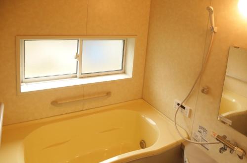 ShimotakaiActive House Ryuo - Vacation STAY 04019v的带浴缸和窗户的浴室