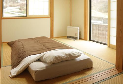 ShimotakaiActive House Ryuo - Vacation STAY 04019v的窗户角落的一张床位