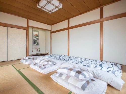 泉大津市Minpaku Yamamoto - Vacation STAY 13868的一张带枕头的大床