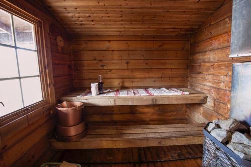 埃克奈斯Kesämökki meren rannalla, 5 km Tammisaaren keskustaan的木制桑拿浴室,设有水槽和窗户