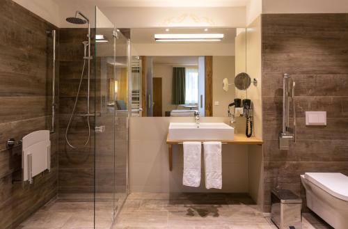 上普伦多夫施洛夫加特酒店的一间带水槽和淋浴的浴室
