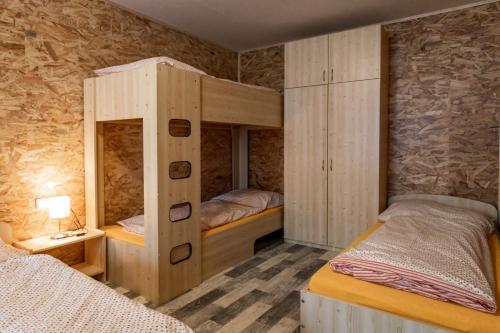 弗雷斯塔帕若德霍斯特利斯奇蒙酒店的一间卧室配有两张床和一张双层床。