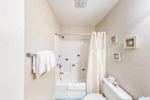 默特尔比奇White River 31-I的带淋浴和卫生间的白色浴室