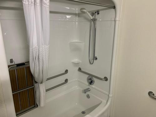 尤巴城尤巴城旅程住宿酒店的带淋浴和浴缸的浴室