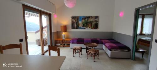 莱万托Juliet - apartment in Liguria 5 Terre UNESCO site的卧室配有一张床和一张桌子及椅子