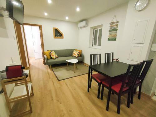 加亚新城Herama Garden Guesthouse的客厅配有桌子和沙发