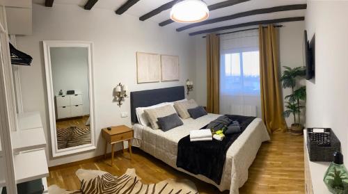 加瓦La Pastora Apartamento con parking的一间卧室设有一张大床和一个大窗户