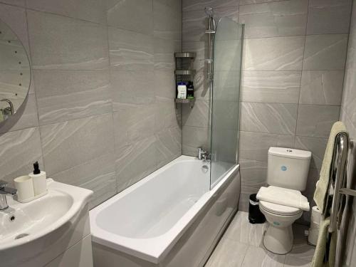 基德灵顿Maisy Lodge - Two Bed Lux Flat - Parking, Netflix, WIFI - Close to Blenheim Palace & Oxford - F2的带浴缸、卫生间和盥洗盆的浴室