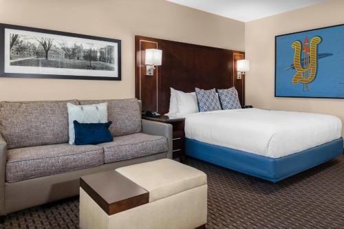 纽黑文纽黑文酒店的酒店客房,配有床和沙发