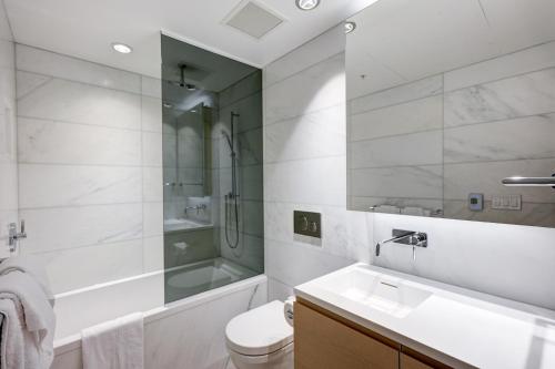 温哥华Downtown Properties的一间带水槽、卫生间和淋浴的浴室