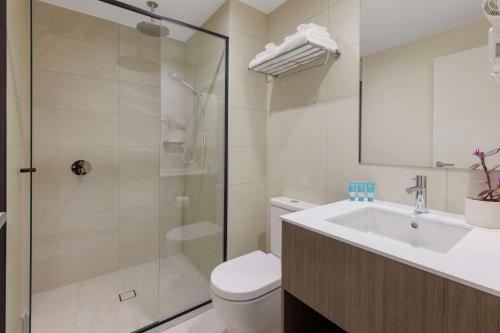 墨尔本Best Western Queen Victoria Market Hotel的带淋浴、卫生间和盥洗盆的浴室