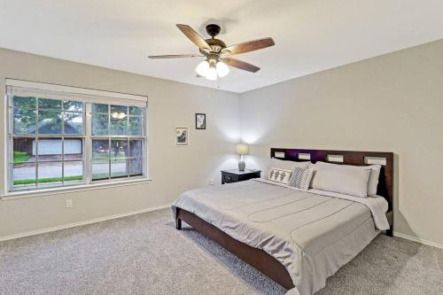 Saginawcozy house Saginaw TX 3BR 2BA Sleeps 10 just 12 minutes downtown fort worth的一间卧室配有一张床和吊扇