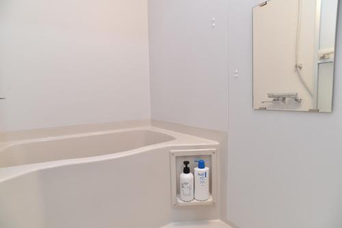 小樽Motel inn Minami Otaru / Vacation STAY 50438的浴室设有水槽和2瓶肥皂