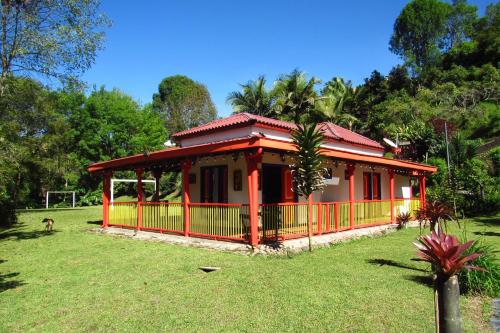 VillamaríaCASA DE CAMPO VILLA OLI!! - Un paraiso natural en la ciudad的院子中的一个红色和黄色的小房子