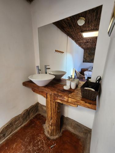 圣佩德罗·德·阿塔卡马Masairi的浴室设有水槽和镜子