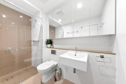悉尼Skyview Comfy Apt in Centre of Burwood的白色的浴室设有卫生间和水槽。