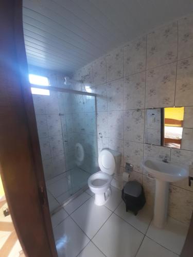 Entre RiosPOUSADA PORTAL DA LUZ的一间带卫生间和水槽的浴室