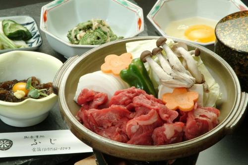 大仙市Tabist ホテル富士的桌上一碗食物,包括肉类和蔬菜