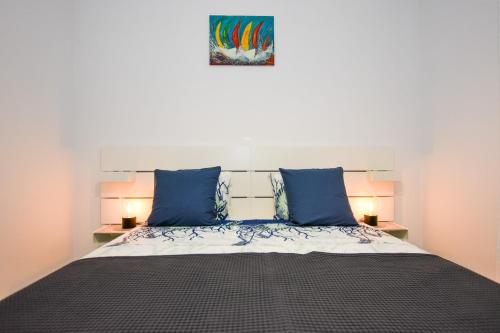 曼德雷Apartments Ned的一间卧室配有一张带蓝色枕头的床