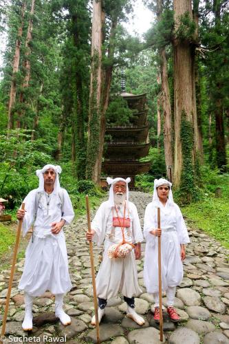 鹤冈市大聖坊 Daishobo的三人穿着白色的衣服,摆着一张照片