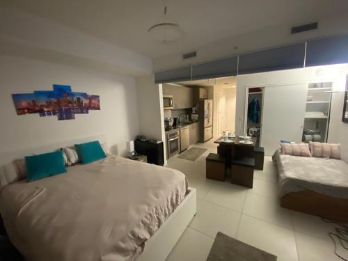 迈阿密5350 Park inn Suite的一间卧室配有一张大床和一张沙发
