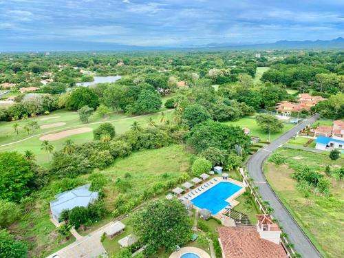 普拉亚科罗纳多Amazing Ocean View Luxury Condo in Coronado Panama的享有带游泳池的度假村的空中景致