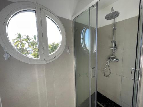 FilaosLa Croisette appartement vue mer à 1mn de la plage + parking的一间带圆形窗户和淋浴的浴室