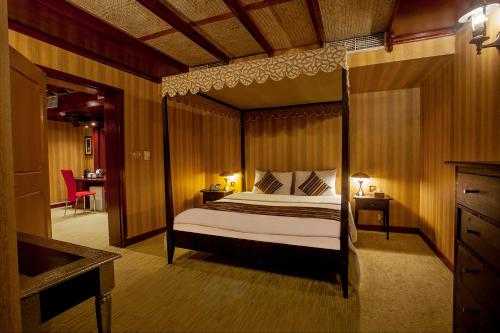 马斯喀特HAFFA HOUSE HOTEL的一间卧室,卧室内配有一张天蓬床