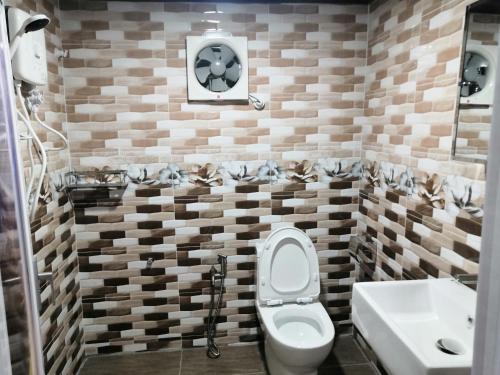 金马仑高原Orkid Chalet的一间带卫生间和水槽的浴室