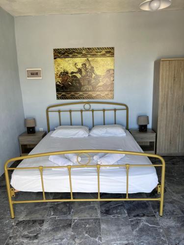 奇波斯阿费提Villa Hellas的卧室内的一张床铺,墙上有绘画作品