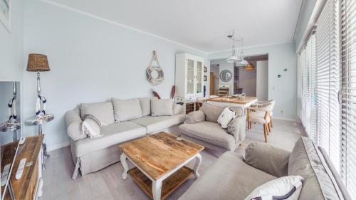 米兹多洛杰Apartamenty Sun & Snow Playa Baltis z sauną的客厅配有沙发和桌子
