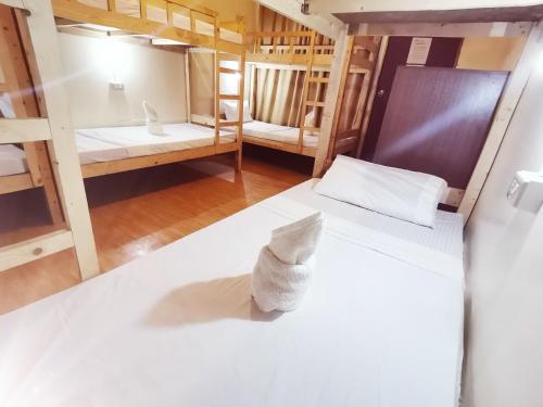 科隆Coron town travellers inn的享有高空美景,设有两张床