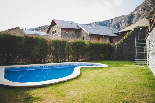 瓦尔德卡多斯Casa Samarra的一座房子旁的院子内的游泳池