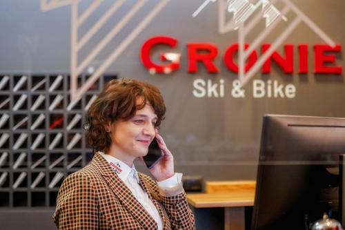 什切尔克Gronie Ski & Bike的女人坐在电脑前