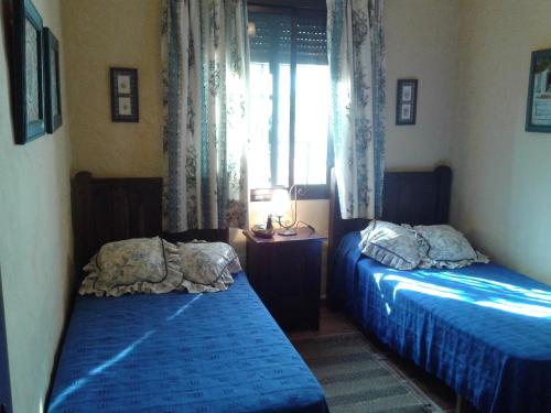 贝赫尔-德拉弗龙特拉El Matorral Chalet的一间卧室设有两张床和窗户。