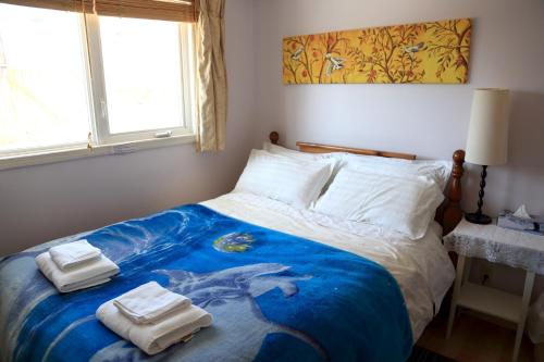 耶洛奈夫Jenny Guest House的一间卧室配有带毛巾的床