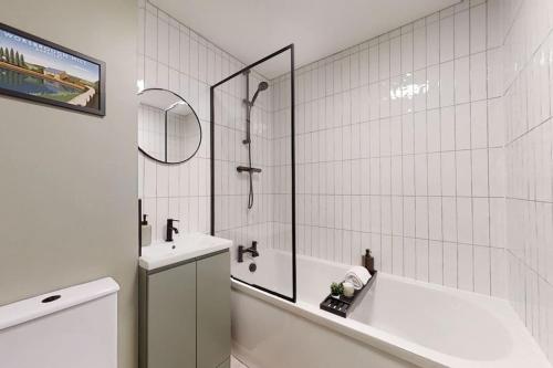 巴恩斯利Oakwell View - Modern 3 Bed Home的带浴缸、水槽和淋浴的浴室