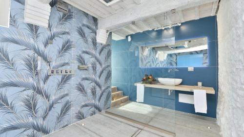 RoccalbegnaCaciaia的浴室设有蓝色墙壁和水槽