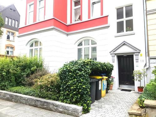 多特蒙德Get-your-flat - Tiny Flat in Gründerzeithaus, super sweet, Kreuzviertel - 50 m2 EG Haustier auf Anfrage的白色房子,有红色屋顶