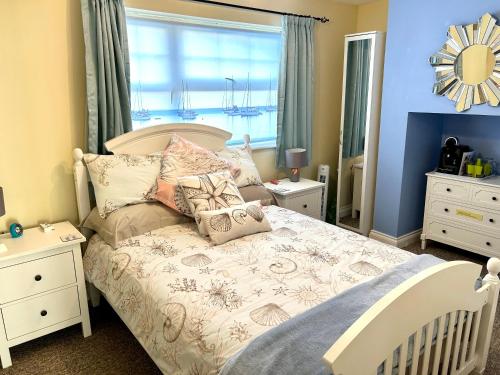 克罗默BAKERY CENTRAL的卧室配有带枕头的白色床和窗户。