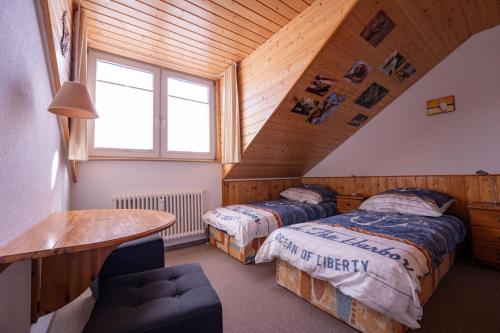 奥斯赛拜-屈隆斯博恩Appartementanlage Ostseeblick的一间卧室配有两张床和一张桌子。