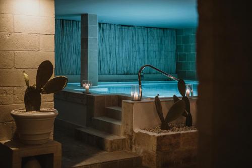托雷坎内Canne Bianche Lifestyle Hotel的一间带卫生间和仙人掌浴缸的浴室